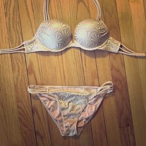 Victoria’s Secret bombshell bikini
